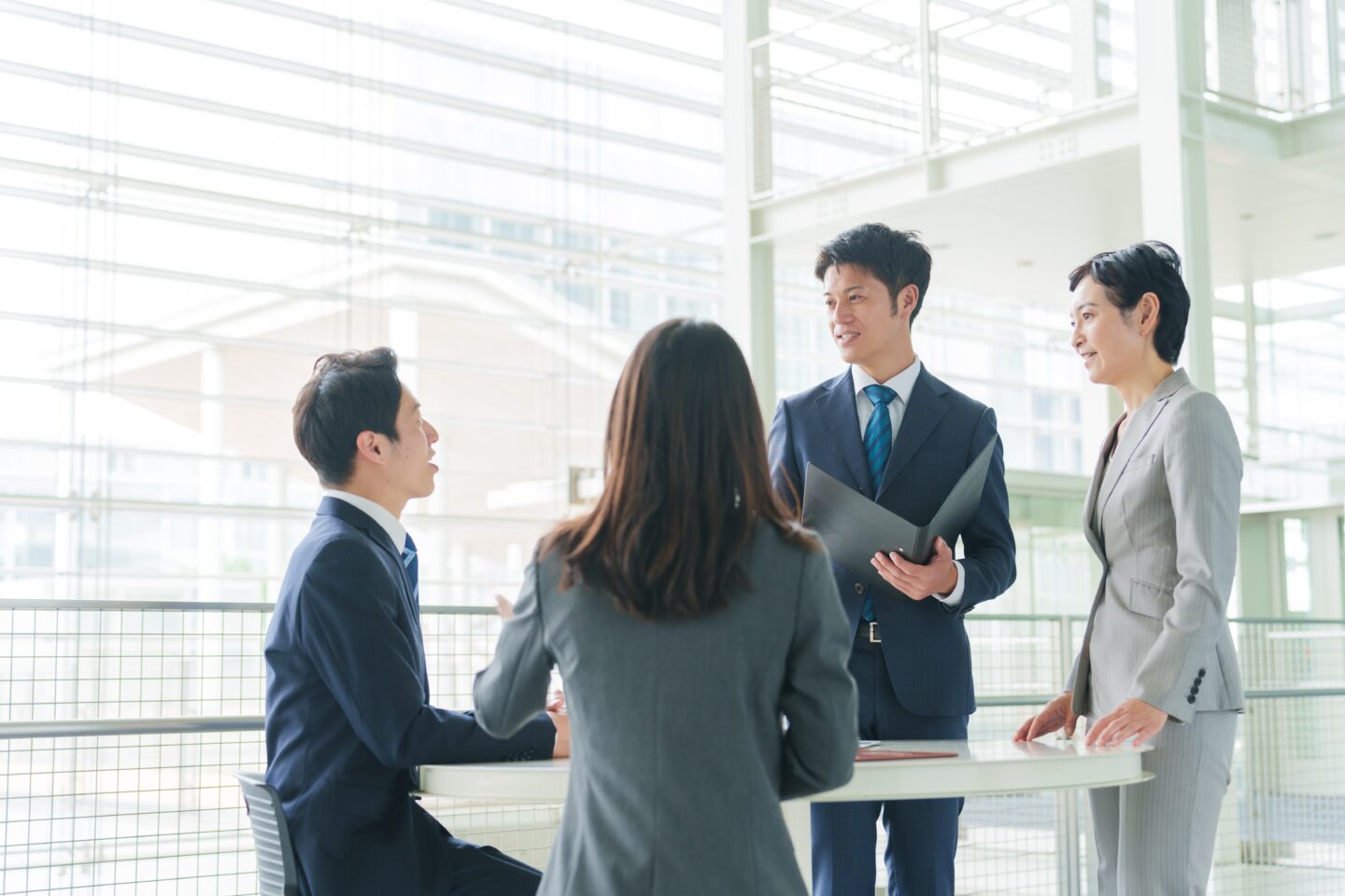 UCWORLDの専門コンサルタントがクライアントと検索サジェスト対策について商談する様子