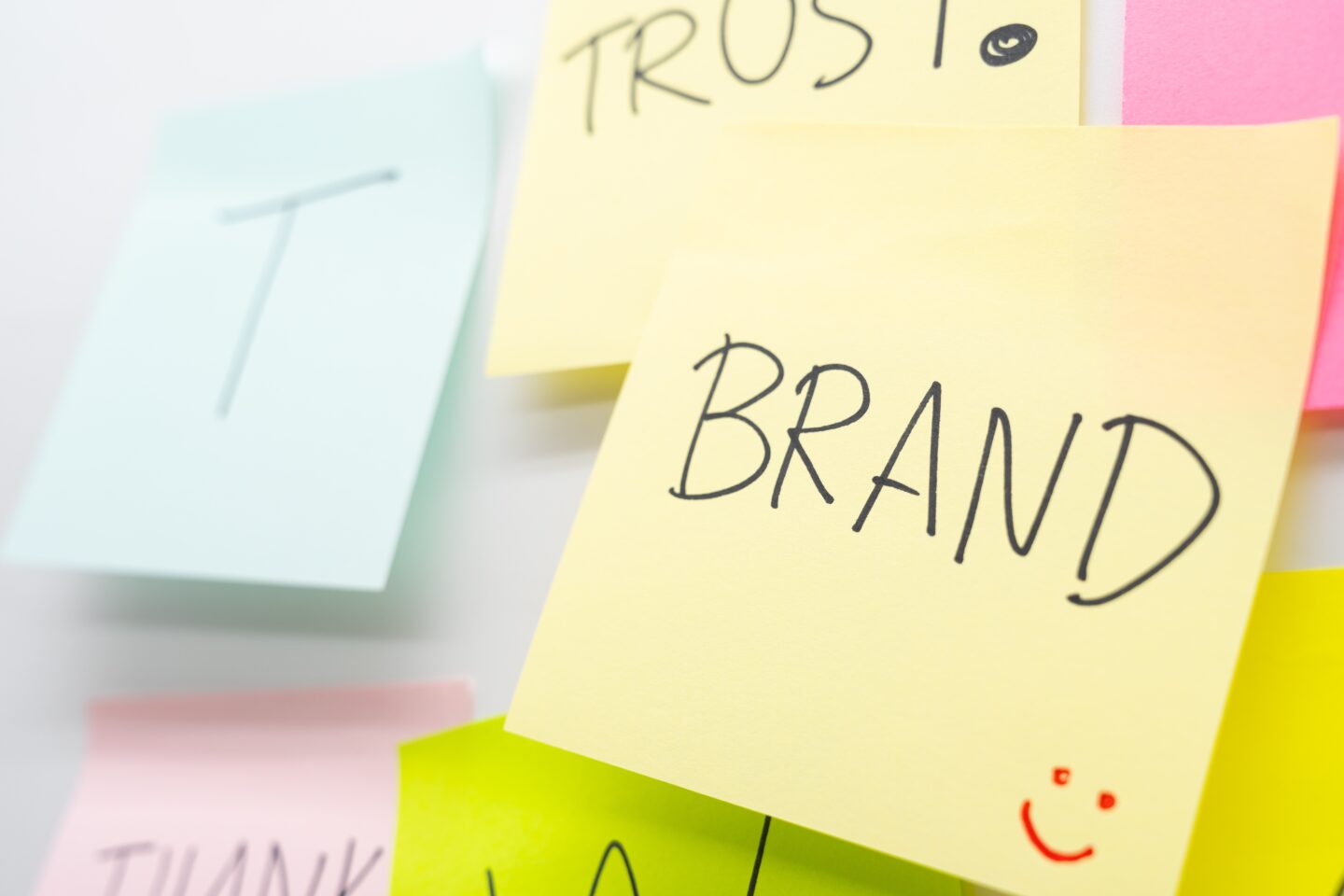 サジェスト対策を導入する企業にとっての3つの主要なメリットを示す図解