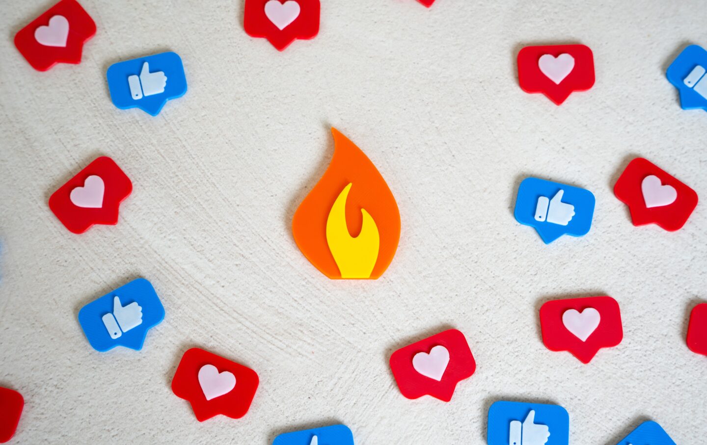 企業のSNS投稿に批判が殺到する炎上事例のイメージ