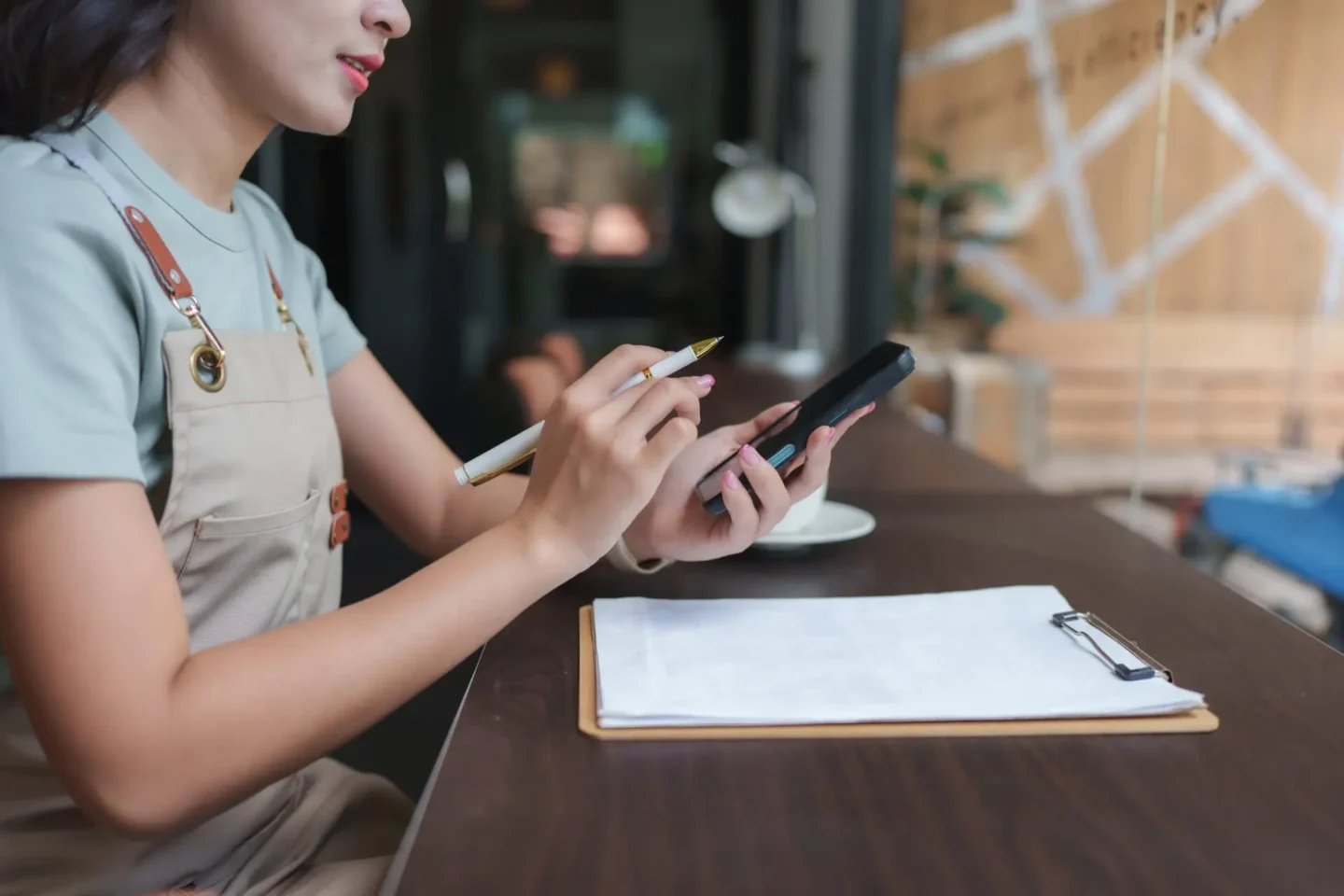 店舗オーナーがパソコンでGoogleマップの口コミ削除申請をしている様子