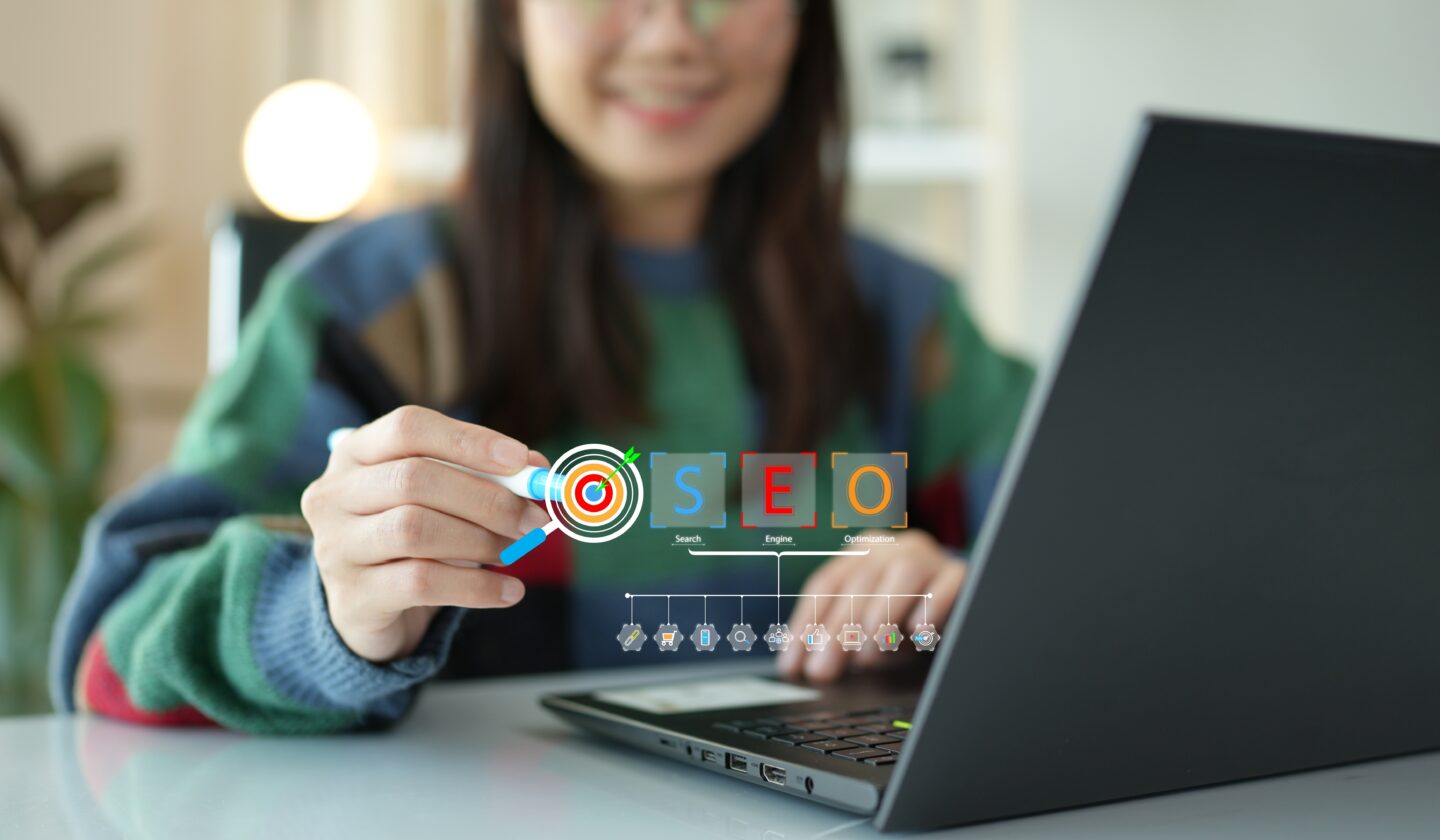 Bing検索エンジンの画面とSEO対策を示すイメージ