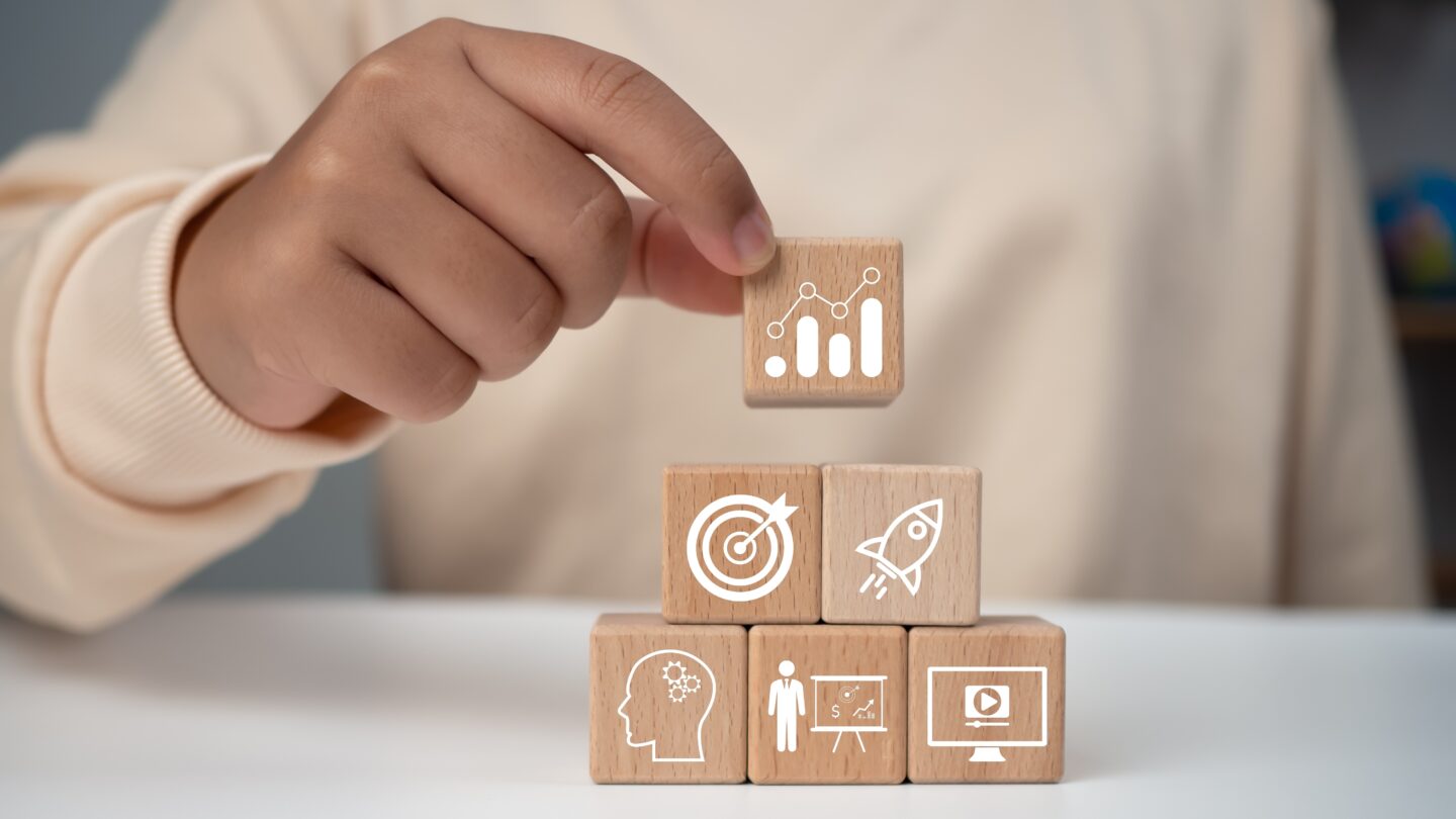 Web広告の課金方式を表す概念イメージ：成果や目標を積み上げる図