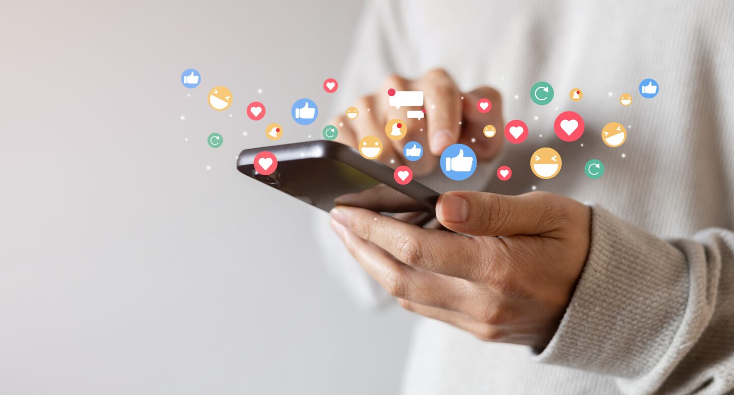 広告や投稿がスマホやPC画面に表示される様子を表した、インプレッションのイメージ画像