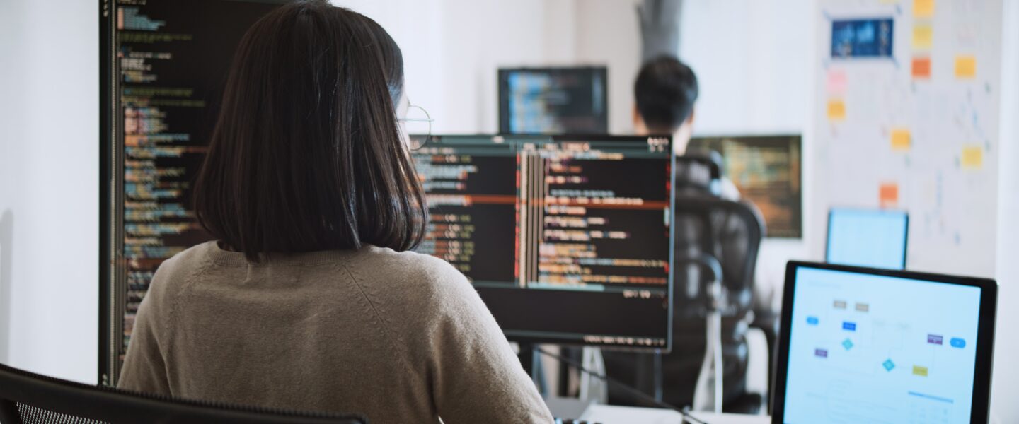 パソコンでネット監視をしている企業の担当者