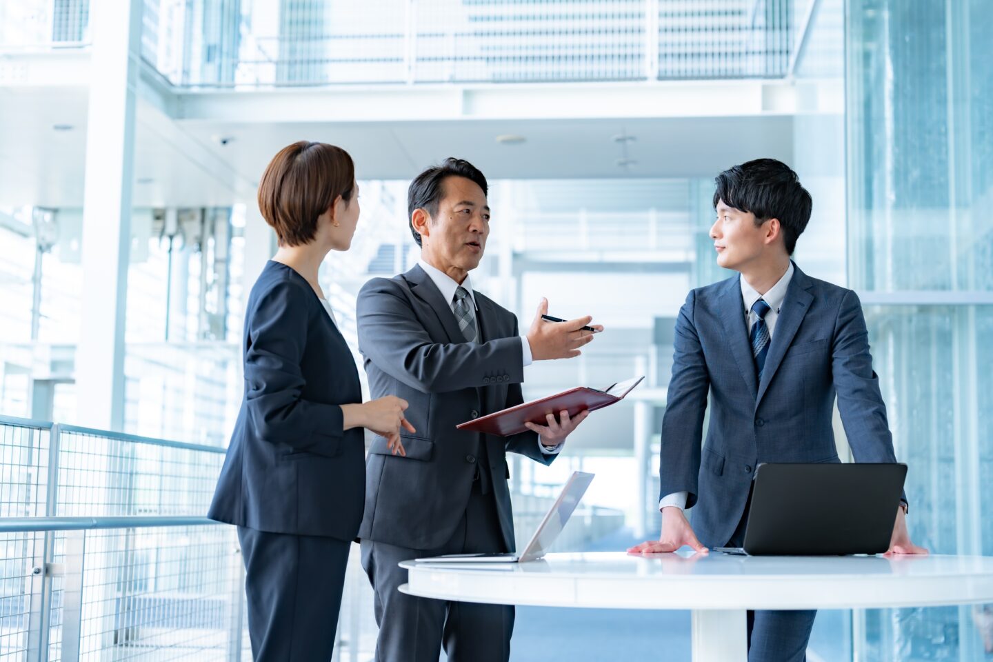 UCWORLDのリスティング広告専門家がクライアントと広告戦略について相談する様子