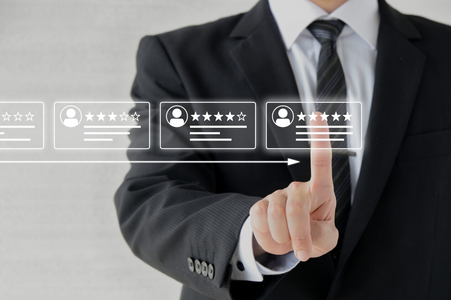 パソコンで複数の転職口コミサイトを比較検討している転職希望者