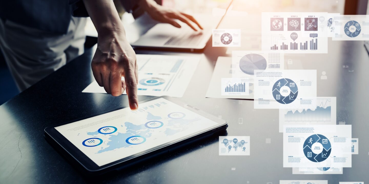 広告運用のPDCAサイクルを示す図：Plan・Do・Check・Actionの流れ