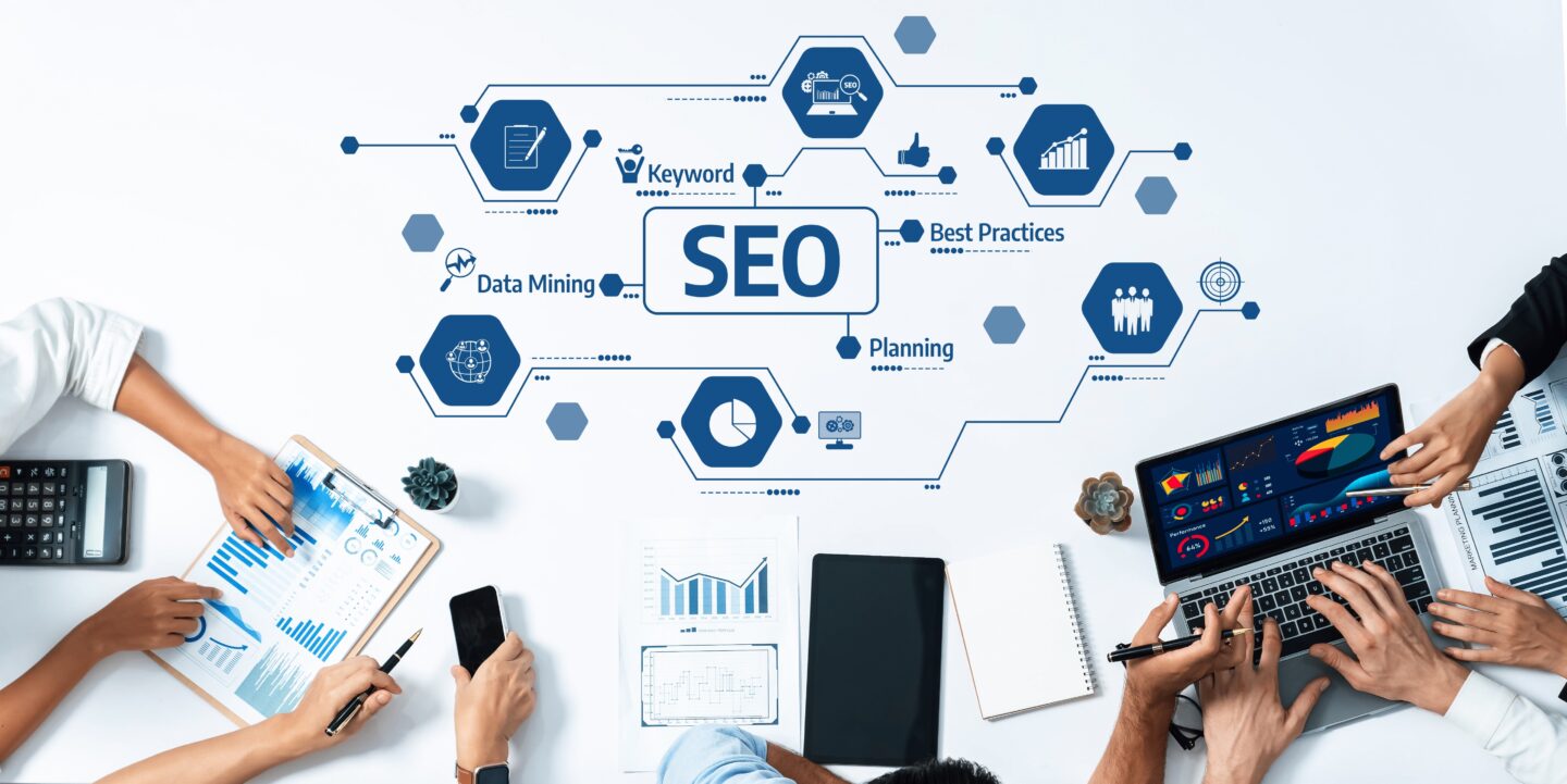 Webサイト運営者がパソコンでSEO対策とコンテンツ戦略を検討している様子