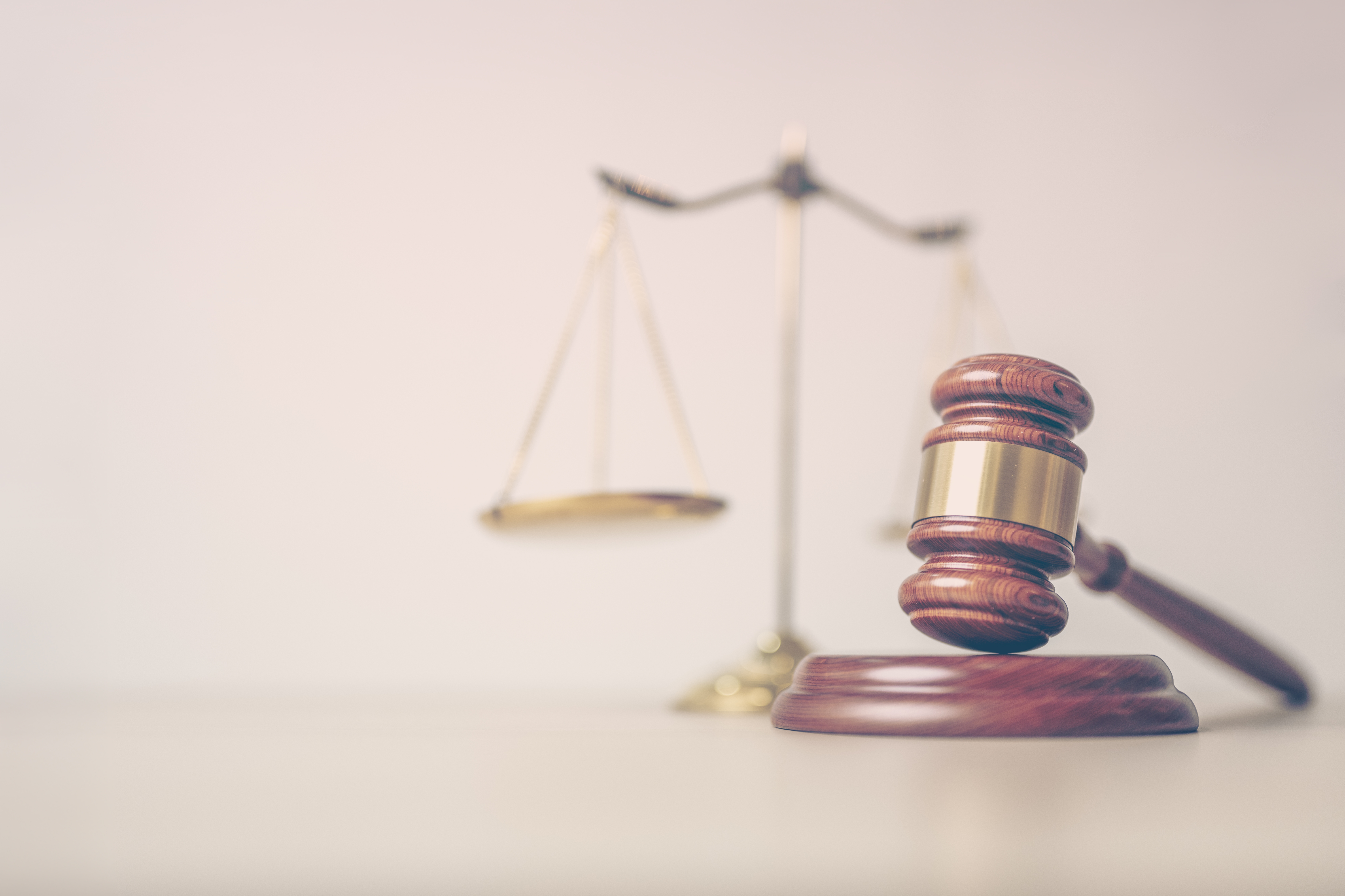 表現の自由と公共の福祉のバランスを示す天秤のイメージ図