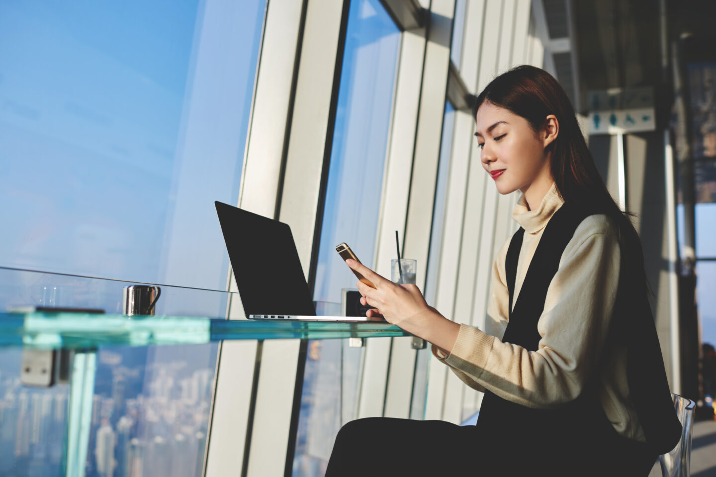 転職活動中の人が企業の口コミサイトをスマートフォンで確認している様子