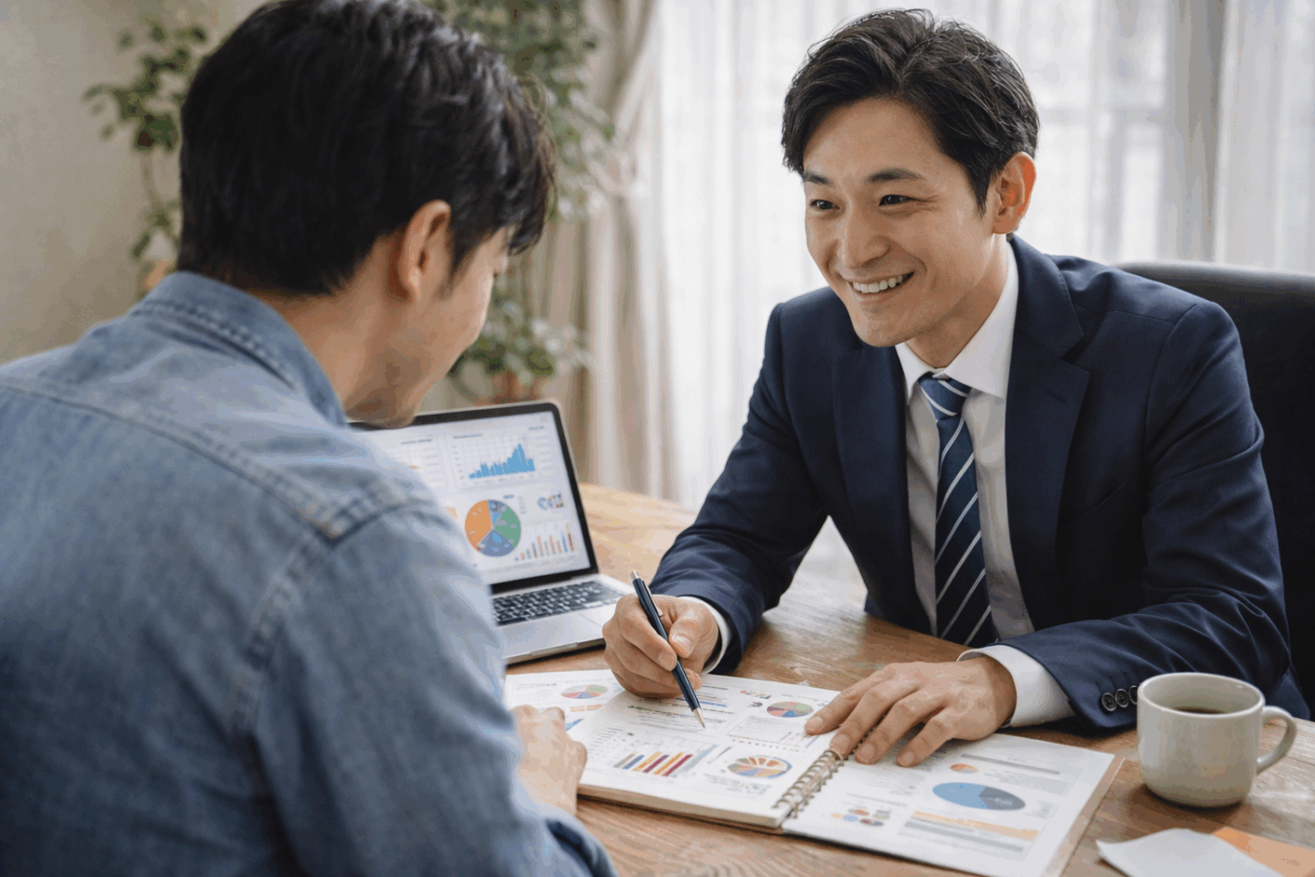 UCWORLDの専門コンサルタントが顧客ロイヤリティを守るためのデジタル戦略を提案している様子