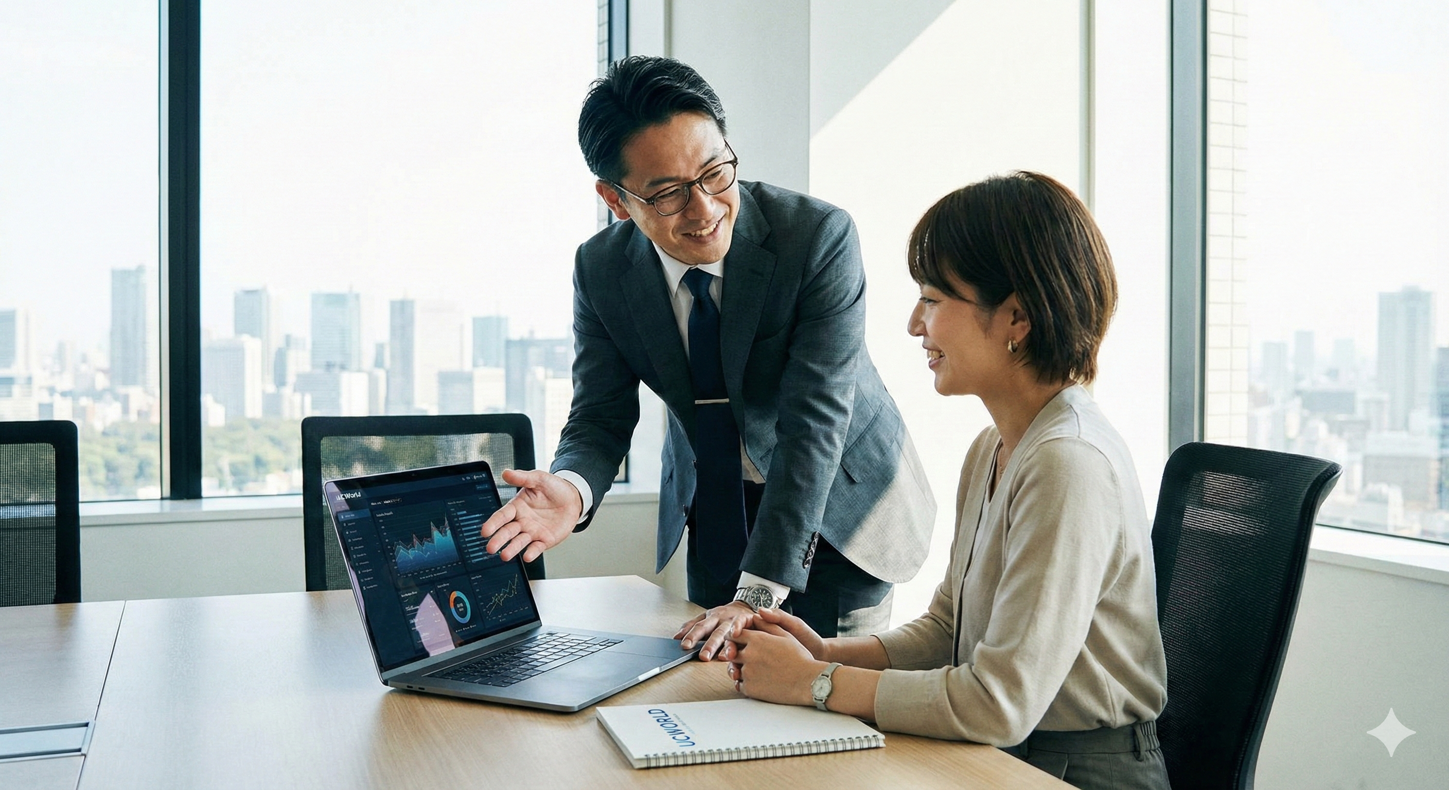 UCWORLDのコンサルタントがクライアントとマーケティングツールの活用戦略について商談している様子