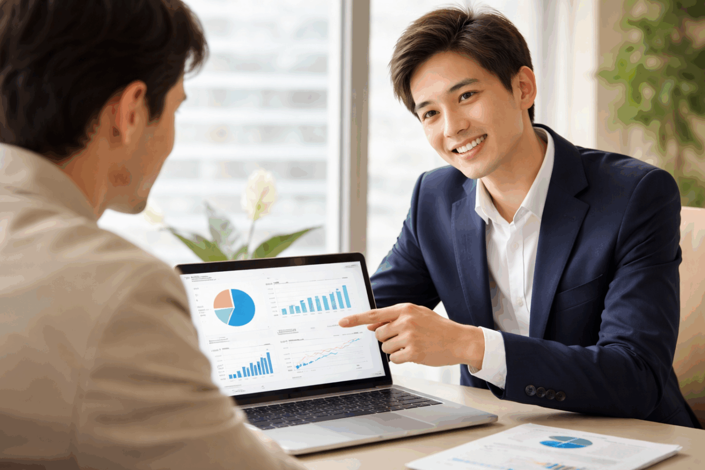 UCWORLDのコンサルタントがクライアントとメールマーケティングの戦略について商談している様子