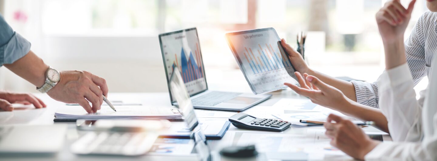 顧客ロイヤリティの指標を分析し戦略を立てるマーケティング担当者