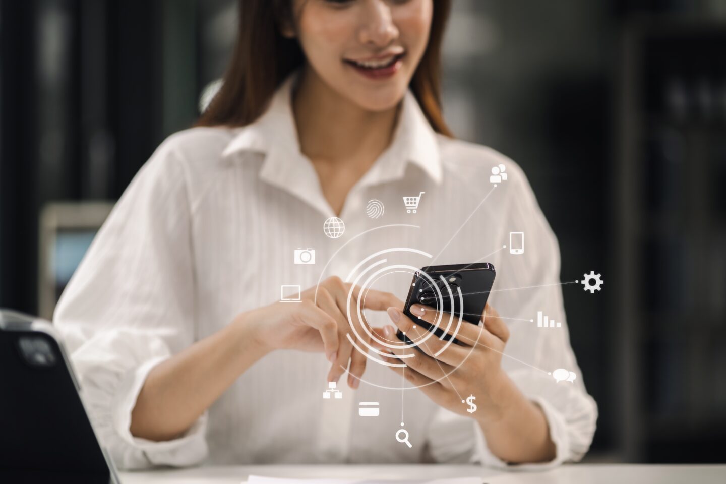 プロモーションを通じて製品の情報を収集するスマホユーザー